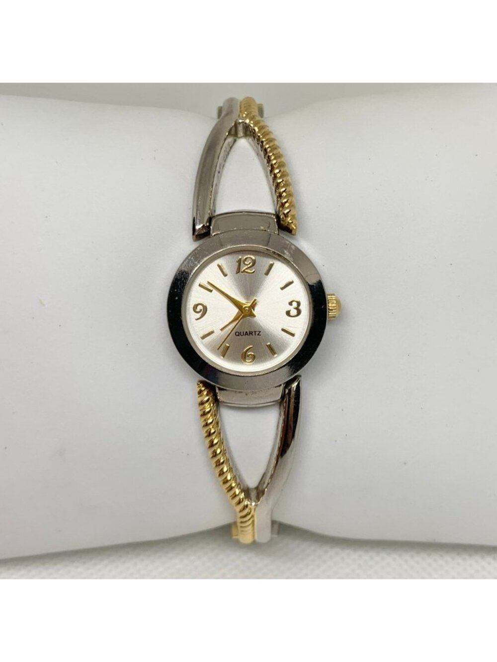 Women’s quartz watch silver gold tone 22mm stretch band  7.5” running